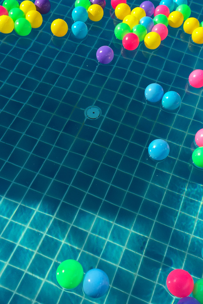 eau transparente boules colorées