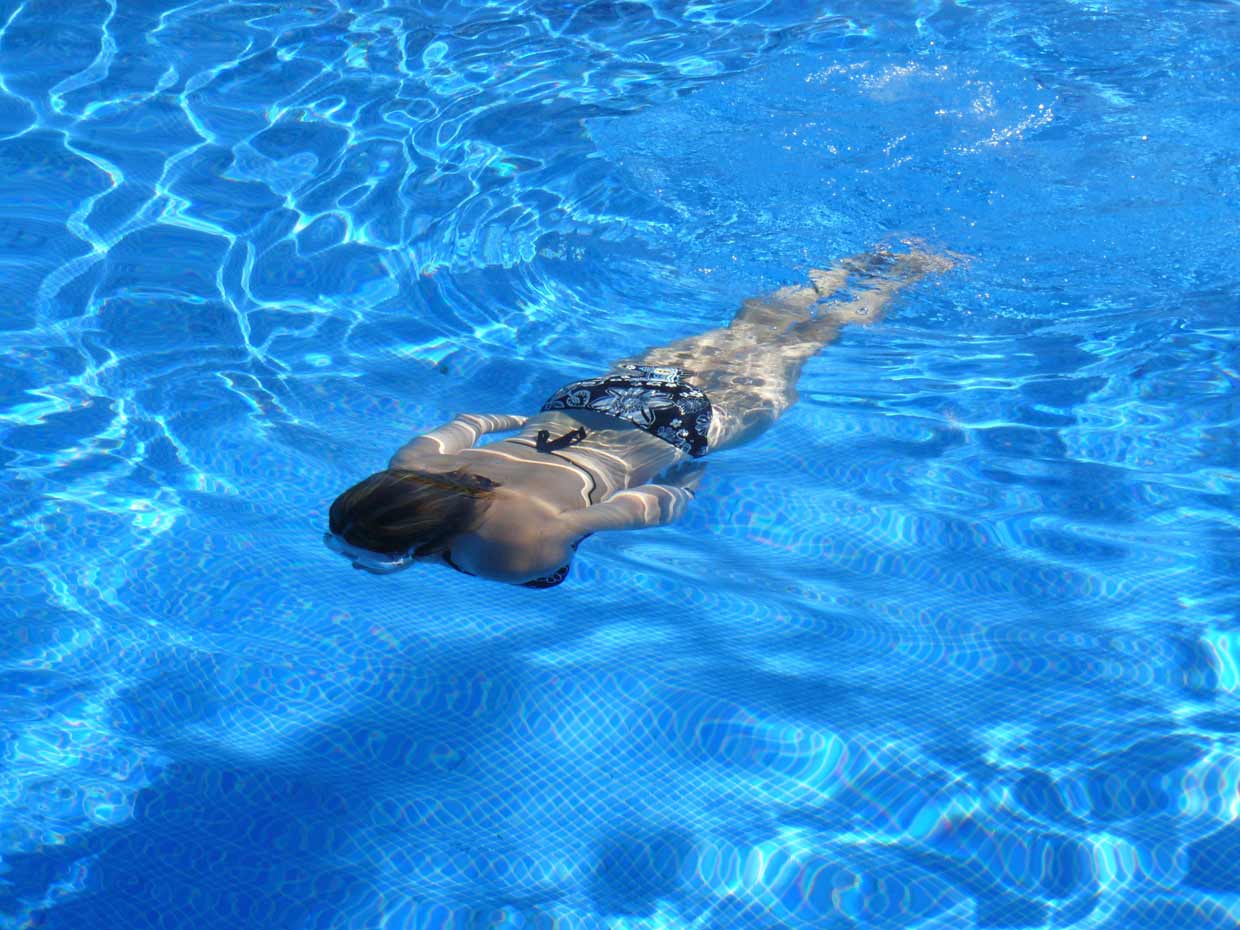 femme nage piscine